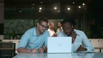 creativo negocio equipo, multiétnico grupo, trabajo colaborativo espacio. africano americano y blanco masculino empresarios sentado a el mesa durante en línea conferencia video