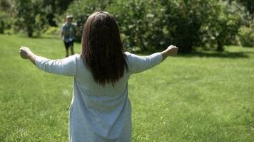 un' piccolo bello figlio corre velocemente per il suo madre nel il braccia e abbracci suo. lento movimento. avvicinamento video