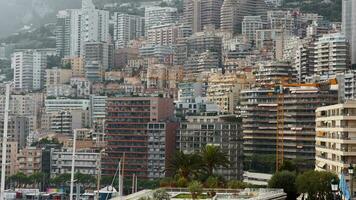 woon- complex van Monaco Bij zonsondergang, gebouwen van verschillend hoogte tegen bergen, wolkenkrabbers, wolken over- stad video