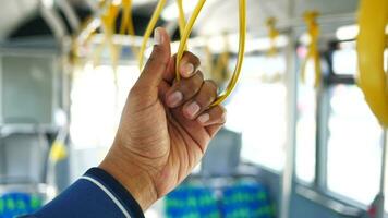 personas sostener mano en autobús video
