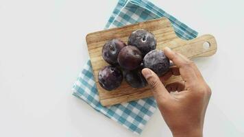 Haut vue de main choisir Frais prunes fruit video