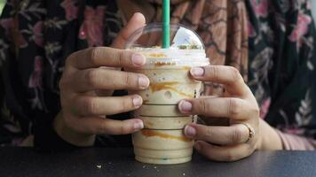 Truthahn Istanbul 12 Juni 2023, Frauen Trinken Starbucks Kaffee auf ein sonnig Tag video