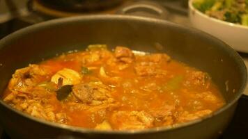 cozinhar curry de frango em uma panela video