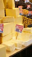 dinde Istanbul 19 juillet 2023. fromage marché dans eminonu video