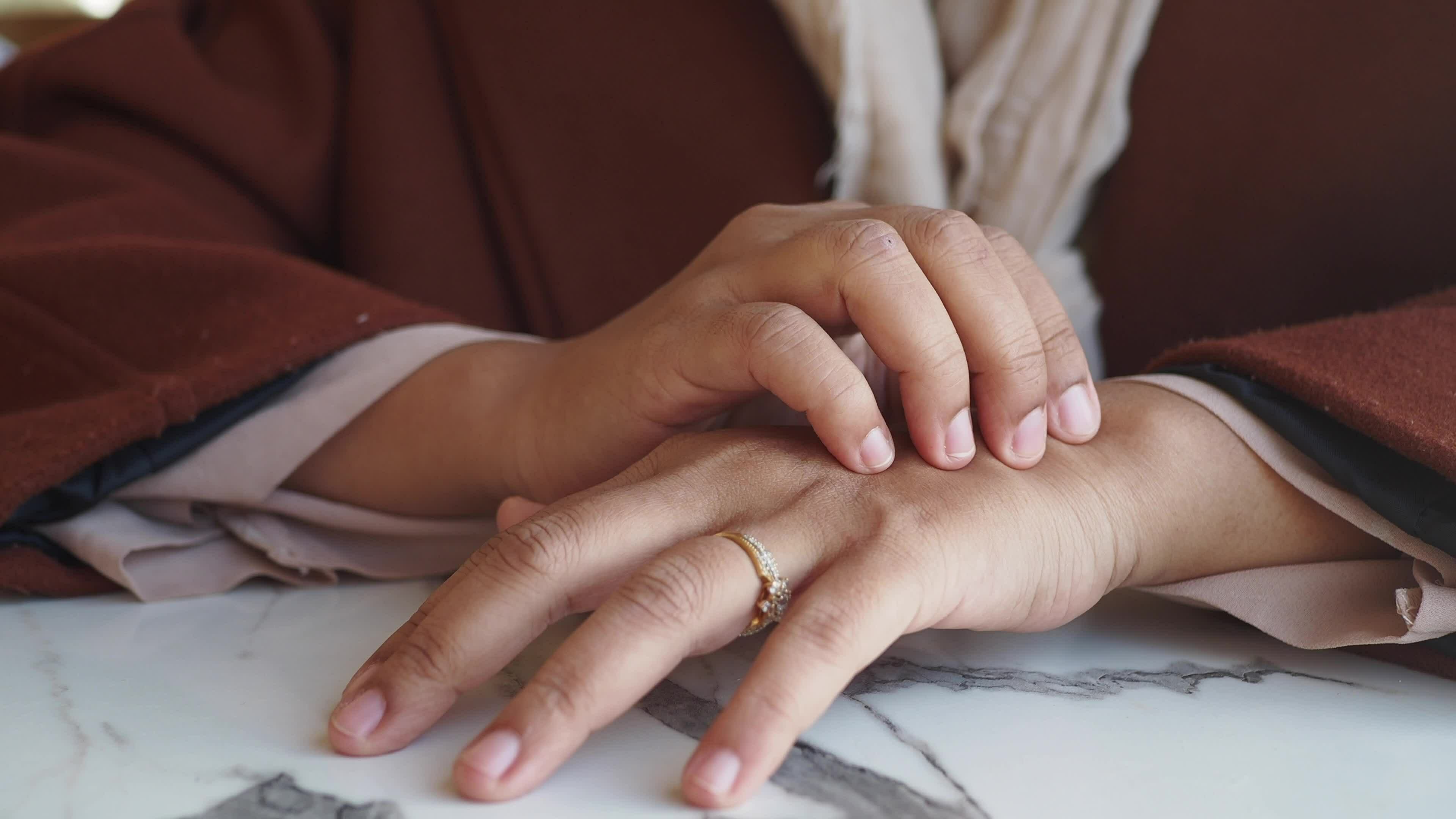 Left Hand Itching Female Meaning - zrzy22q