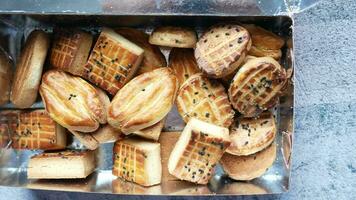 Haut vue de sucré biscuits dans une paquet sur table video