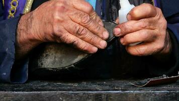een schoenmaker handen herstellen schoen stiksels met naald- video