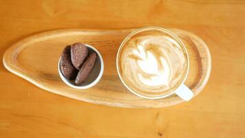 superiore Visualizza di caffè tazza e cioccolato biscotti su tavolo video