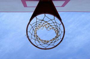 baloncesto aro con cielo y nubes en levantado ángulo vista. foto