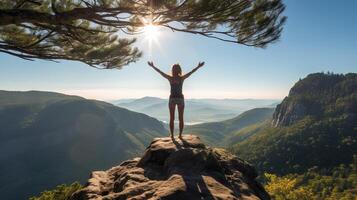 ai generado aventurero mujer en pie con brazos elevado en tranquilo montaña paisaje foto