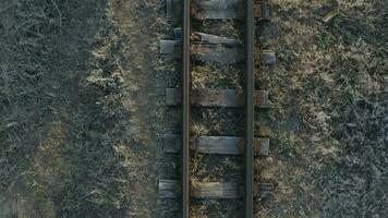 fuco volo al di sopra di un vecchio stretto valutare ferrovia. aereo Visualizza di il Ferrovia traccia video