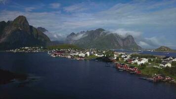 aéreo Visão do pitoresco pescaria Cidade do reinar em lofoten ilhas dentro Noruega, popular turista destino em ensolarado verão dia. video