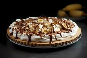 ai generado banoffee tarta - originario en Inglaterra, banoffee tarta combina un desmoronadizo galleta base con capas de caramelo, rebanado plátanos, y azotado crema foto