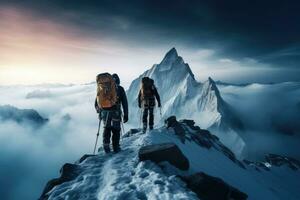 ai generado Nevado brumoso montaña escaladores, 2 escaladores escalada a el parte superior de Nevado montaña, senderismo, ai generativo foto