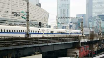 vue à balle haute la vitesse train sur chemin de fer Piste tandis que en mouvement vite par le ville de tokyo dans Japon video