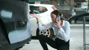 een jong Kaukasisch vrouw roeping monteur onderhoud naar reparatie haar auto gevoel van streek reparatie onderhoud video
