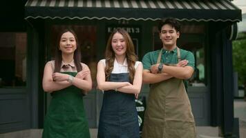 retrato grupo de asiático café propietarios empresarios sonriente en café comercio, pequeño negocio concepto video