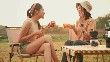 jong mooi Aziatisch vrouw genieten camping video