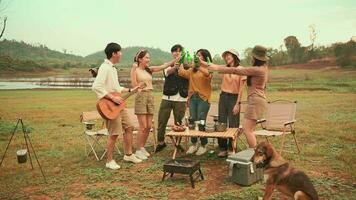 Gruppe von jung asiatisch Menschen sind genießen Camping im natürlich Campingplatz video