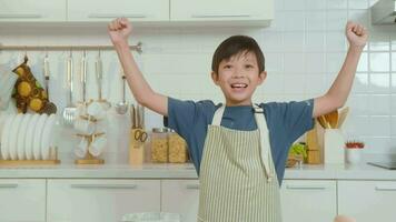 retrato de inteligente chico sonriente en cocina a hogar video