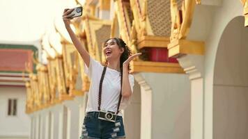 skön ung asiatisk turist kvinna på semester sightseeing och utforska bangkok stad, thailand, högtider och reser begrepp video