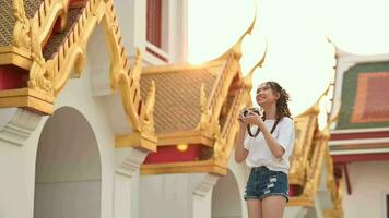 skön ung asiatisk turist kvinna på semester sightseeing och utforska bangkok stad, thailand, högtider och reser begrepp video
