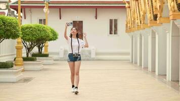 hermosa joven asiático turista mujer en vacaciones Turismo y explorador Bangkok ciudad, tailandia, Días festivos y de viaje concepto video