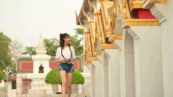 bellissimo giovane asiatico turista donna su vacanza giro turistico e esplorando bangkok città, Tailandia, vacanze e in viaggio concetto video