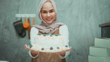 joven hermosa mujer musulmana está horneando en su negocio de cocina, panadería y cafetería video