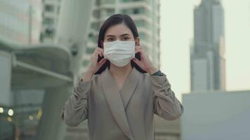 un retrato de mujer de negocios es tomando cara máscara apagado en moderno ciudad , personas estilo de vida , final de covid-19 pandemia concepto video