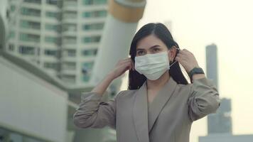 un retrato de mujer de negocios es tomando cara máscara apagado en moderno ciudad , personas estilo de vida , final de covid-19 pandemia concepto video