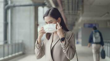 un portrait de femme d'affaires porte un masque facial dans la ville moderne, le mode de vie des gens, travaillant sous le concept de pandémie covid-19 video