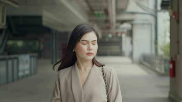 een jong mooi zakenvrouw is wandelen in modern stad , stad levensstijl concept video