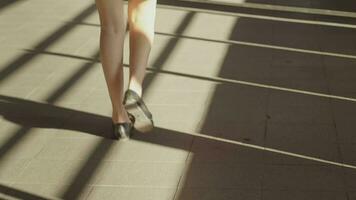 femme d'affaires jambes en marchant dans moderne ville , affaires mode de vie Urbain concept video