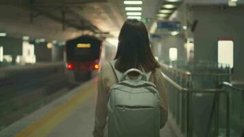 un' giovane donna è indossare protettivo maschera nel la metropolitana. piattaforma , covid-19 protezione , sicurezza mezzi di trasporto , viaggio sotto pandemia concetto . video