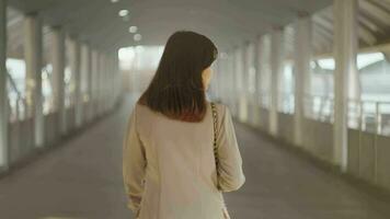 un joven hermosa mujer de negocios es caminando en moderno ciudad , ciudad estilo de vida concepto video