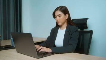 ha sottolineato la giovane donna d'affari che lavora su un computer portatile con documenti in un ufficio moderno, concetto di carico di lavoro video