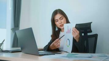 jovem mulher de negócios linda trabalhando no laptop com documentos no escritório moderno video