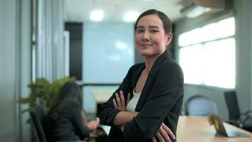 retrato de asiático negocio mujer es sonriente en oficina video