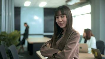 Porträt von asiatisch Geschäft Frau ist lächelnd im Büro video