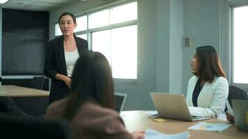 giovane attività commerciale persone discutere e di brainstorming a moderno ufficio video