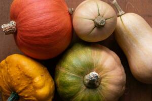 variedad de calabazas en un mesa, nuez moscada, pattypan, calabaza foto