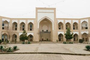 bujara, uzbekistán diciembre 2022. el patio de el kukeldash madraza foto