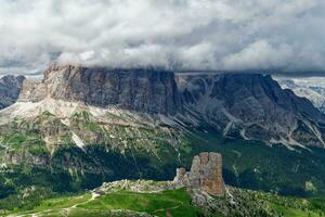 ver de cinque torri con el tofane montaña en el antecedentes cubierto con nubes famoso alpinismo y alpinista sitio en el dolomitas, Italia. viaje destinos foto