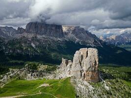 ver de cinque torri con el tofane montaña en el antecedentes cubierto con nubes famoso alpinismo y alpinista sitio en el dolomitas, Italia. viaje destinos foto