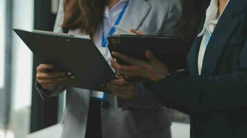 Zusammenarbeit von Geschäftsteams, Diskussion der Arbeit, Analyse mit Finanzdaten und Marketing-Wachstumsberichtsgrafik im Team, Präsentation und Brainstorming zur Strategieplanung, um vom Unternehmen zu profitieren. video