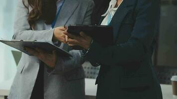 Zusammenarbeit von Geschäftsteams, Diskussion der Arbeit, Analyse mit Finanzdaten und Marketing-Wachstumsberichtsgrafik im Team, Präsentation und Brainstorming zur Strategieplanung, um vom Unternehmen zu profitieren. video