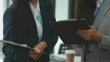 företag team samarbete diskuterar arbetssätt analyserar med finansiell data och marknadsföring tillväxt Rapportera Graf i team, presentation och brainstorming till strategi planera framställning vinst av företag. video