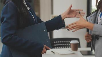 företag team samarbete diskuterar arbetssätt analyserar med finansiell data och marknadsföring tillväxt Rapportera Graf i team, presentation och brainstorming till strategi planera framställning vinst av företag. video