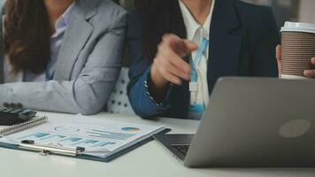 företag team samarbete diskuterar arbetssätt analyserar med finansiell data och marknadsföring tillväxt Rapportera Graf i team, presentation och brainstorming till strategi planera framställning vinst av företag. video